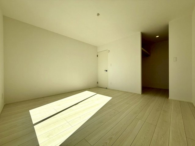 高知市高須3期2棟 2号棟の洋室|南からの光がやさしく差し込む主寝室。明るく開放的な空間で、毎日の始まりを心地よく迎えられます