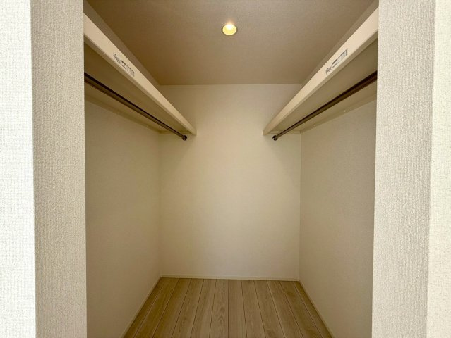 高知市高須3期2棟 2号棟の収納|明るく清潔感のあるWICは、洋服選びの時間も楽しくなる空間。衣替えもスムーズに♪