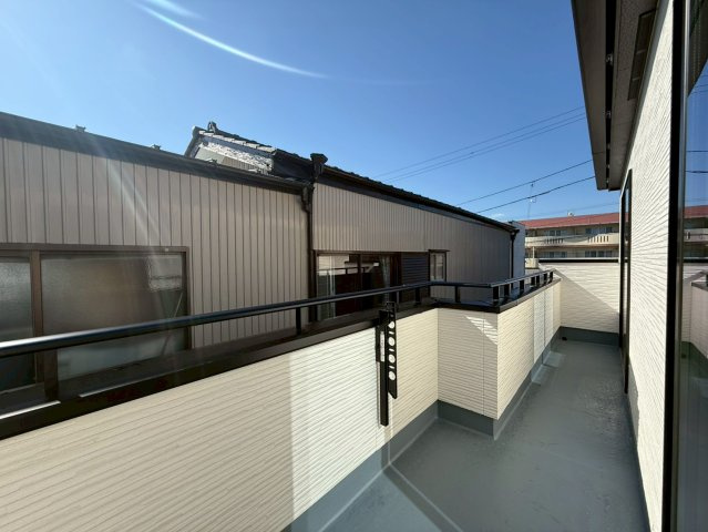 高知市高須3期2棟 2号棟のバルコニー|青空の下、たっぷりと陽射しが届くワイドバルコニー。洗濯物もよく乾き、気持ちのいい風が通り抜けます