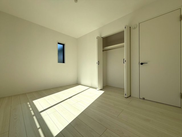 高知市高須3期2棟 2号棟の洋室|大きな窓からの光が部屋いっぱいに広がる。朝の目覚めが心地よくなる明るい洋室です