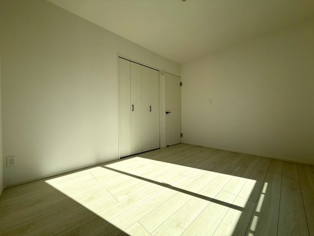 高知市高須3期2棟 2号棟の洋室|自然光がたっぷり差し込む明るいお部屋。お子さま部屋や書斎にも使いやすいシンプルな設計です