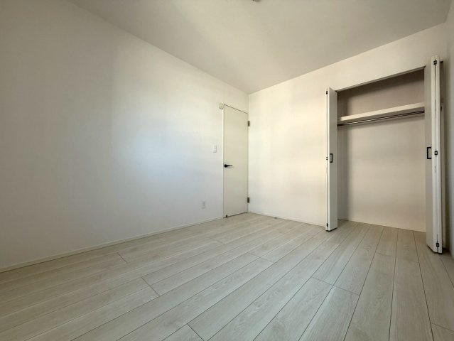 高知市高須3期2棟 2号棟の洋室|収納付きでスッキリ整う洋室。明るく開放的な空間で、家族それぞれの時間を大切にできます