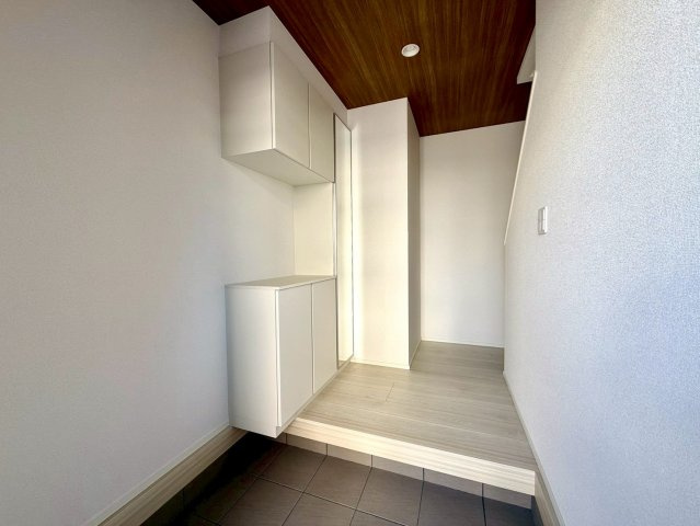 高知市高須3期2棟 2号棟の玄関|ナチュラルな木目とホワイトが調和した明るい玄関。すっきりとした収納でいつも気持ちよく迎えられます。