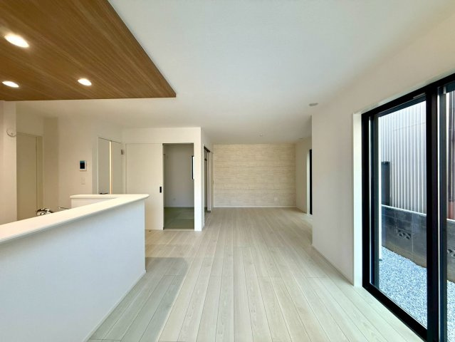 高知市高須3期2棟 2号棟の居間・リビング|1号棟・2号棟あります。