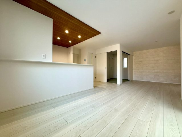 高知市高須3期2棟 2号棟の居間・リビング|白を基調としたLDKに、木の温もりをプラス。明るさとやさしさが調和した心地よい空間です