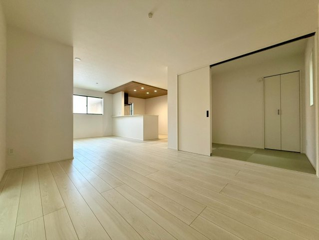 高知市高須3期2棟 2号棟の居間・リビング|リビングから続く和室は、来客用にもお子さまの遊び場にも。使い勝手の良さが魅力です