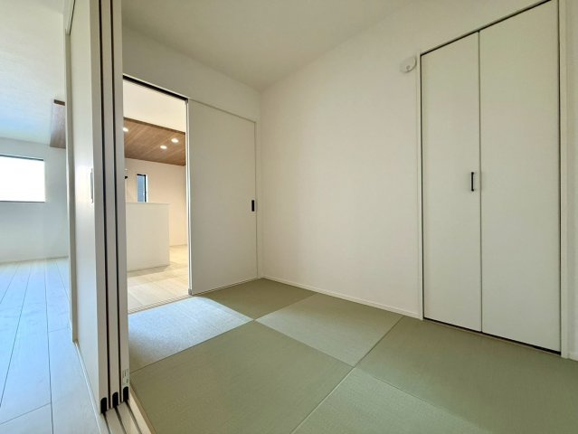 高知市高須3期2棟 2号棟の和室|リビングとつながる和室は、心を落ち着かせてくれる空間。畳の香りとやわらかな光が心地よく広がります。