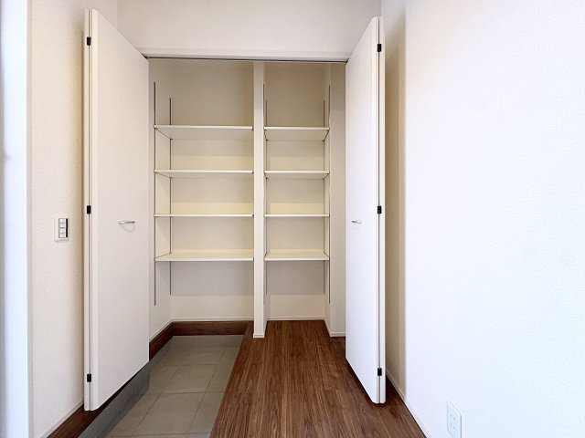 新築戸建・新築建売　平野第8　平野小・平野中の収納|ご家族皆さんの靴が入る大容量のシューズボックス。棚は可動式なのでブーツなどの収納も◎