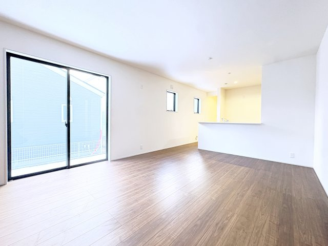 新築戸建・新築建売　平野第8　平野小・平野中の居間・リビング|南側の大きな窓から日差しが入り明るいリビングはご家族皆さんの憩いの場です！