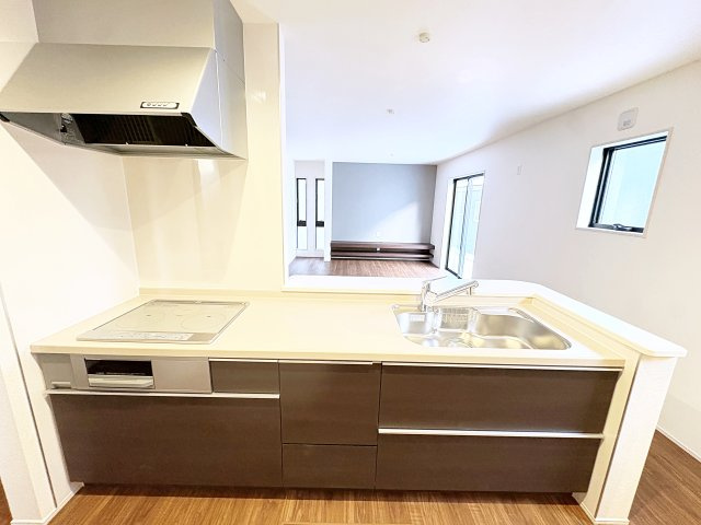 新築戸建・新築建売　平野第8　平野小・平野中のキッチン|キッチンはカウンターになっているのでリビング全体を見渡すことができます！