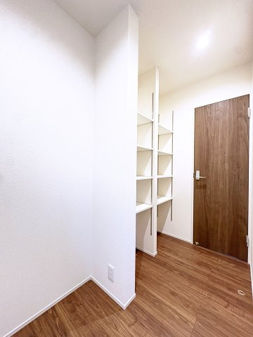 新築戸建・新築建売　平野第8　平野小・平野中の収納|大容量のパントリー収納付き！食品や日用品、防災グッズなどの保管に便利です！