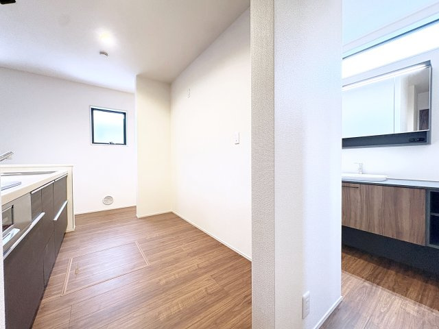 新築戸建・新築建売　平野第8　平野小・平野中のキッチン|キッチンの裏に洗面があり動線の良い間取りです！
