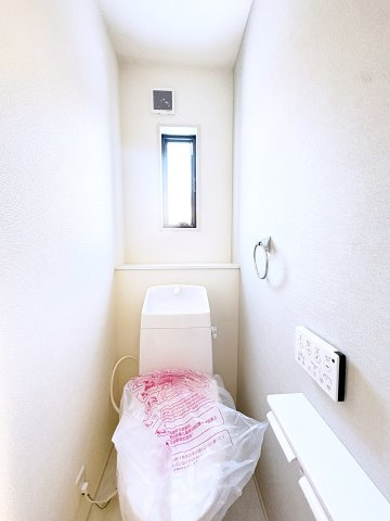 新築戸建・新築建売　平野第8　平野小・平野中のトイレ|白を基調としており小窓で換気ができるので清潔感のある空間。ペーパーホルダーが2つあるのも便利です！