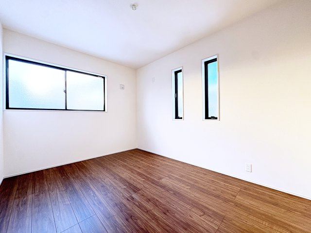 新築戸建・新築建売　平野第8　平野小・平野中の洋室|6帖の洋室は2面採光で明るく気持ちの良いプライベート空間！