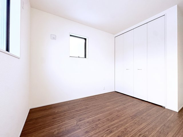 新築戸建・新築建売　平野第8　平野小・平野中の洋室|5.7帖の洋室は陽当たりが良い洋室はくつろぎのプライベート空間！