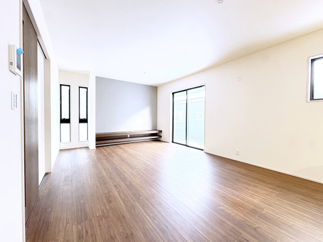 新築戸建・新築建売　平野第8　平野小・平野中の居間・リビング|17帖のLDKは窓が多く日差しがたっぷり入り明るいリビングです！