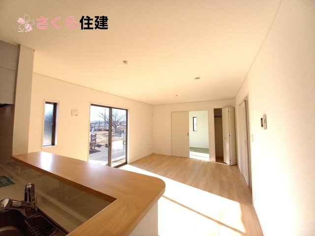 クレイドルガーデン真岡市台町第８　１号棟のキッチン|同社施工物件の写真です。三口コンロは複数の調理ができるので時短になります！							
