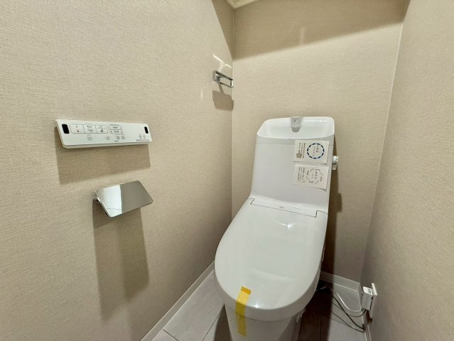 駒込八幡坂ガーデニアのトイレ|明るく清潔感が溢れるトイレ。落ち着いた空間で安らぎのひとときをお過ごし頂けます。

現地ご見学希望・資料請求などお気軽にお問い合わせ下さい！
03-5990-5201