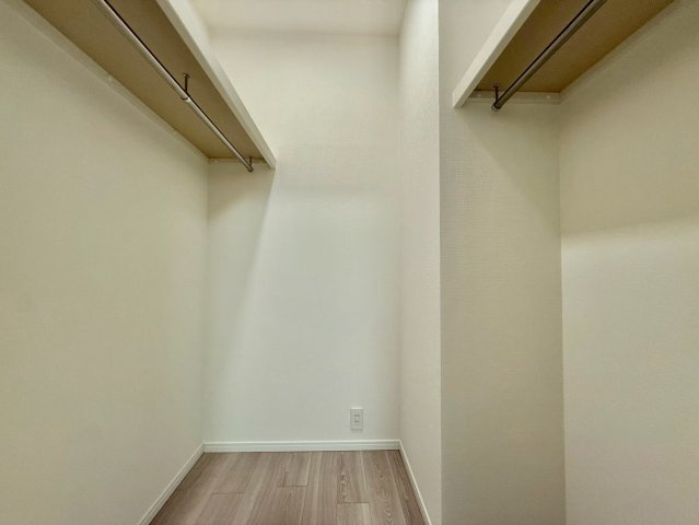 駒込八幡坂ガーデニアの収納|四季に応じて衣類などをしまう事ができる、大型収納スペースのウォークインクローゼット！

現地ご見学希望・資料請求などお気軽にお問い合わせ下さい！
03-5990-5201