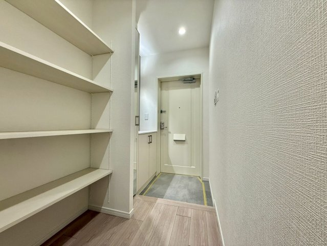 駒込八幡坂ガーデニアの玄関|収納スペースを配置した玄関。靴やレインコートなど、お出かけグッズを収納できます！

現地ご見学希望・資料請求などお気軽にお問い合わせ下さい！
03-5990-5201