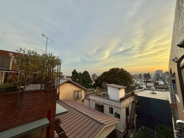 駒込八幡坂ガーデニアの展望|大きな空に包まれて、太陽の光をたっぷりと浴びながら過ごす毎日は、自然と家族の笑顔で溢れます。

現地ご見学希望・資料請求などお気軽にお問い合わせ下さい！
03-5990-5201