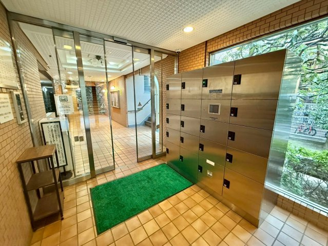 駒込八幡坂ガーデニアのその他共用部分|留守にしていても荷物が受け取れる宅配ボックス。再配達のストレスがありません！

現地ご見学希望・資料請求などお気軽にお問い合わせ下さい！
03-5990-5201