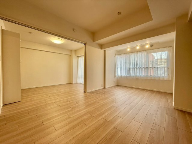 駒込八幡坂ガーデニアの居間・リビング|お子様がいるご家庭には特に人気の、リビングと居室が続き間になっています！

現地ご見学希望・資料請求などお気軽にお問い合わせ下さい！
03-5990-5201