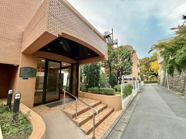 駒込八幡坂ガーデニアの外観|広々としたエントランスアプローチ！

現地ご見学希望・資料請求などお気軽にお問い合わせ下さい！
03-5990-5201