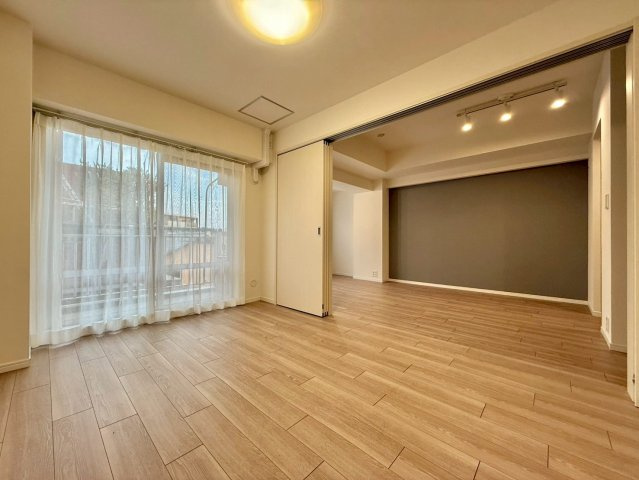 駒込八幡坂ガーデニアの洋室|リビング横の居室はリビングルームと一体に使用して15.6帖の広々リビングに！

現地ご見学希望・資料請求などお気軽にお問い合わせ下さい！
03-5990-5201