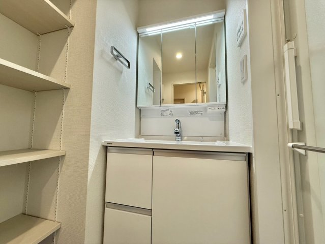 駒込八幡坂ガーデニアの独立洗面台|白を基調にした飽きのこない空間は、質感豊かな仕上がり。

現地ご見学希望・資料請求などお気軽にお問い合わせ下さい！
03-5990-5201