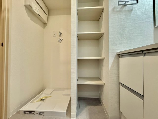 駒込八幡坂ガーデニアの独立洗面台|清潔感があり収納も豊富な洗面化粧台は、毎朝の準備に役立ちます。

現地ご見学希望・資料請求などお気軽にお問い合わせ下さい！
03-5990-5201