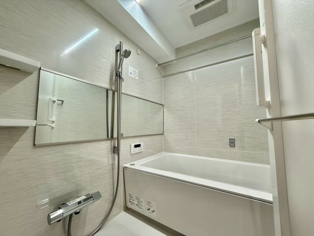 駒込八幡坂ガーデニアの浴室|白を基調とした清潔感のあるバスルームです。

現地ご見学希望・資料請求などお気軽にお問い合わせ下さい！
03-5990-5201