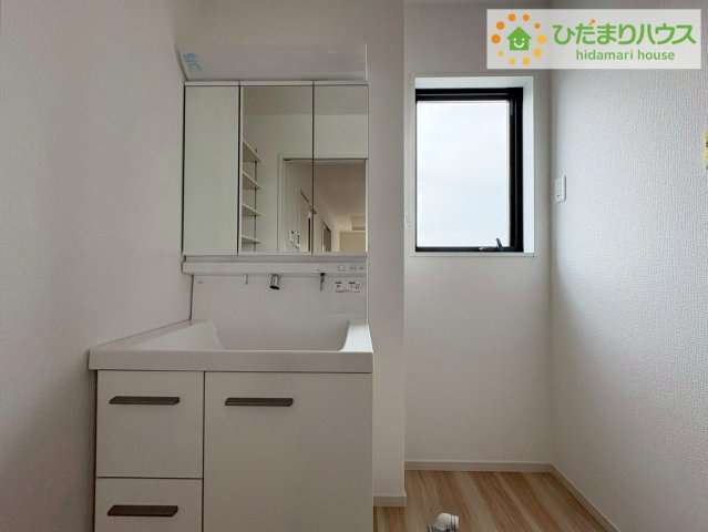 日立市東町3期　新築戸建　1号棟の独立洗面台|三面鏡の大きな鏡は憧れます(^^♪ 鏡の後ろは収納となっていて、細かいものでも収納できるのでスッキリと整理できます！