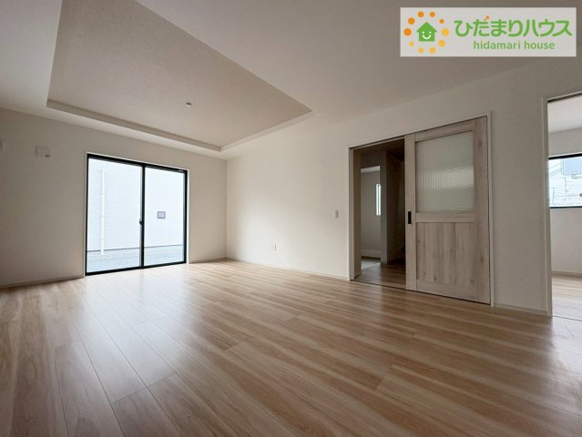 日立市東町3期　新築戸建　1号棟の居間・リビング|リビング大きな窓からは、暖かな日の光が降り注ぎます・・・