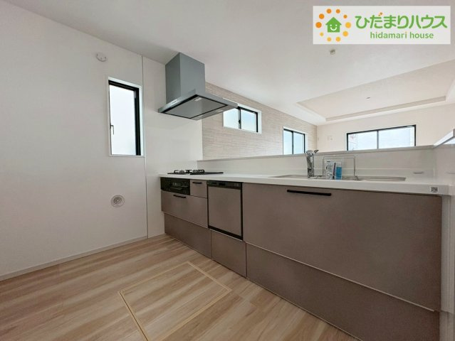 日立市東町3期　新築戸建　1号棟のキッチン|カウンターは少し高くなってますので、手元が隠れて来客からは見えにくくなってます♪