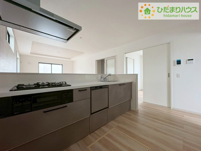 日立市東町3期　新築戸建　1号棟のキッチン|3口コンロと収納豊富なキッチンで、ママの毎日のお料理もはかどります☆
