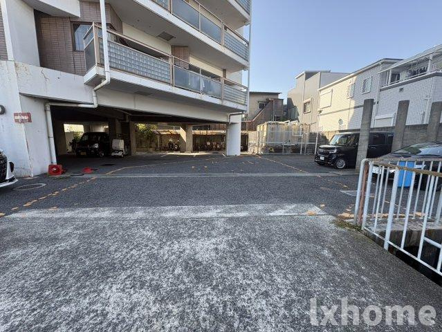 メゾン摂津の駐車場|駐車スペースもあります