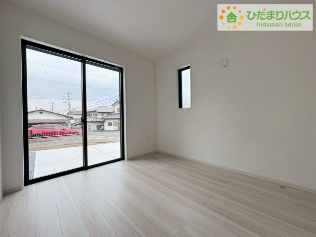 日立市東町3期　新築戸建　2号棟の洋室|窓が多く、明るい空間を演出してくれます(*^^*)