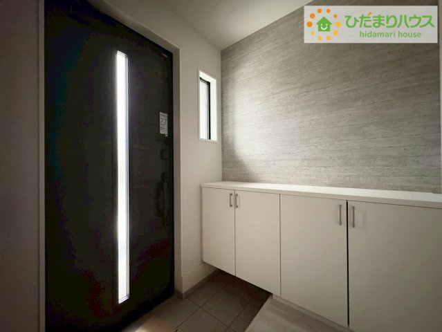 日立市東町3期　新築戸建　2号棟の玄関|スニーカーマニアも納得の天井まであるシューズボックス!(^^)!