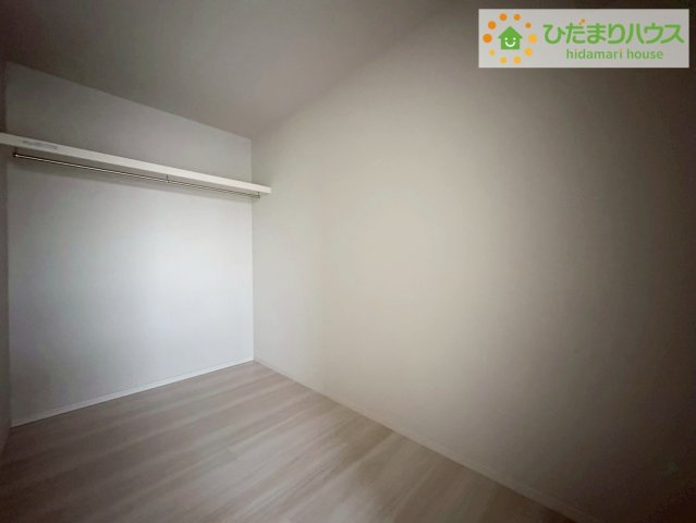 日立市東町3期　新築戸建　2号棟の収納|"ママに人気のウォークインクローゼット付き！
コートやジャケットはもちろん、季節物や布団なども全部収納できちゃいます(^^)/"