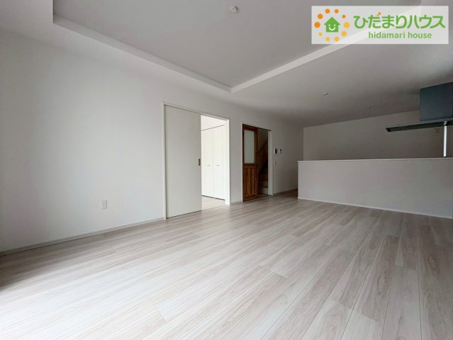 日立市東町3期　新築戸建　2号棟の居間・リビング|リビング大きな窓からは、暖かな日の光が降り注ぎます・・・