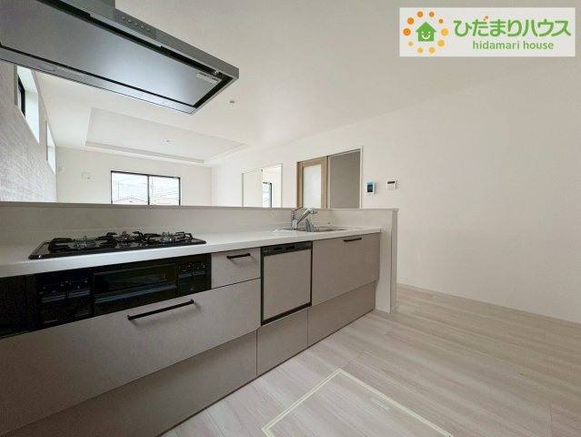日立市東町3期　新築戸建　2号棟のキッチン|リビングを見渡せるキッチンはお子様を見ながらでも料理が出来て安心ですね☆