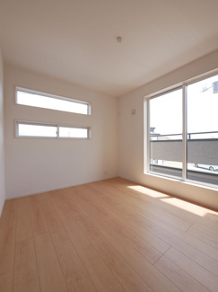 【洋室】 | 中央市井之口 オール電化新築 全2棟 1号棟 南西角地 | 2階南側洋室5.25帖　デザイン窓がとてもお洒落です。【同仕様・間取りは左右反転建物の写真】