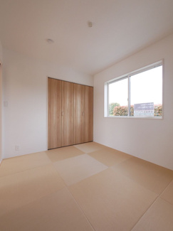 【和室】 | 中央市井之口 オール電化新築 全2棟 1号棟 南西角地 | 1階和室5.25帖　お布団などがしっかりと格納できるサイズの収納付き【同仕様・間取りは左右反転建物の写真】