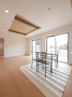 【居間・リビング】 | 中央市井之口 オール電化新築 全2棟 1号棟 南西角地 | 南に面するとても明るいリビング　ご家族皆様の憩いの場に【同仕様・間取りは左右反転建物の写真】