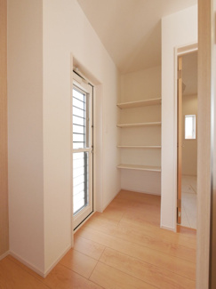 【収納】 | 中央市井之口 オール電化新築 全2棟 1号棟 南西角地 | キッチン脇のパントリー　食品庫です。御勝手口も付いています。【同仕様・間取りは左右反転建物の写真】