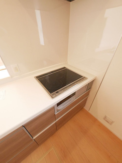 【キッチン】 | 中央市井之口 オール電化新築 全2棟 1号棟 南西角地 | ＩＨクッキングヒーターは掃除がとにかく楽々です。【同仕様・間取りは左右反転建物の写真】