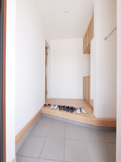 【玄関】 | 中央市井之口 オール電化新築 全2棟 1号棟 南西角地 | 広々とし、南向きでとても明るい玄関　【同仕様・間取りは左右反転建物の写真】