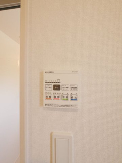 【その他】 | 中央市井之口 オール電化新築 全2棟 1号棟 南西角地 | 浴室換気乾燥機スイッチ【同仕様・間取りは左右反転建物の写真】