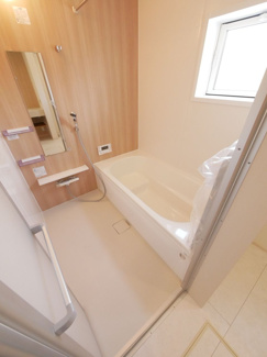 【浴室】 | 中央市井之口 オール電化新築 全2棟 1号棟 南西角地 | 1坪サイズバスルーム　オートバス機能でラクラク湯張り　【同仕様・間取りは左右反転建物の写真】